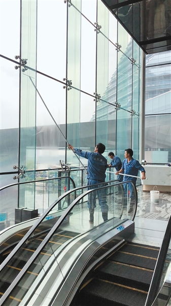 曲江新區以文明和諧、干凈整潔面貌喜迎雙節，專業建筑物清潔服務扮靚城市窗口